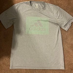 Women’s adidas athletic shirt like new size M